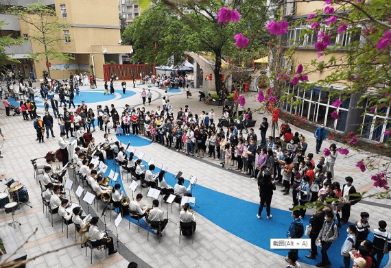 管乐团在校园广场演出