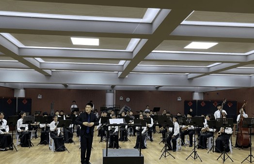 管乐团在演艺厅排练