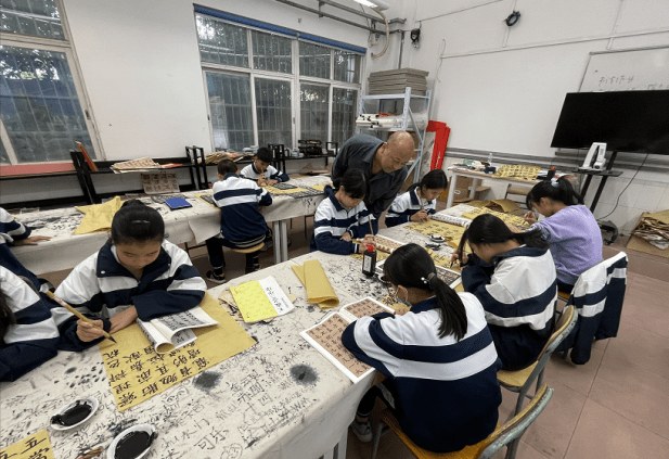 书法课上的同学们