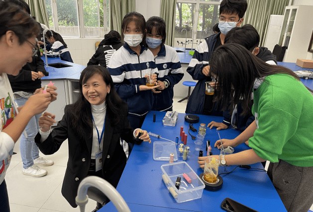 同学们在科学课上动手实验