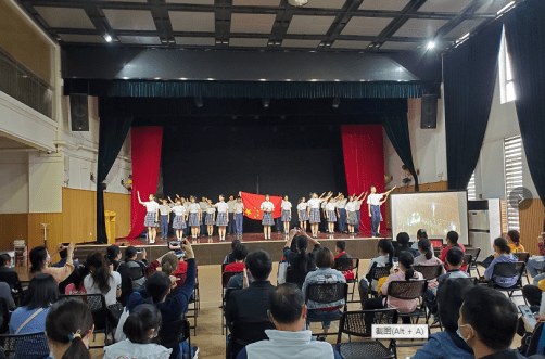 演艺厅里的合唱演出