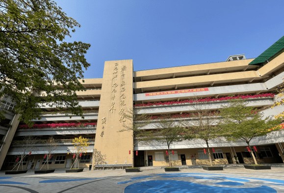 教学区文化广场“让优秀成为习惯”