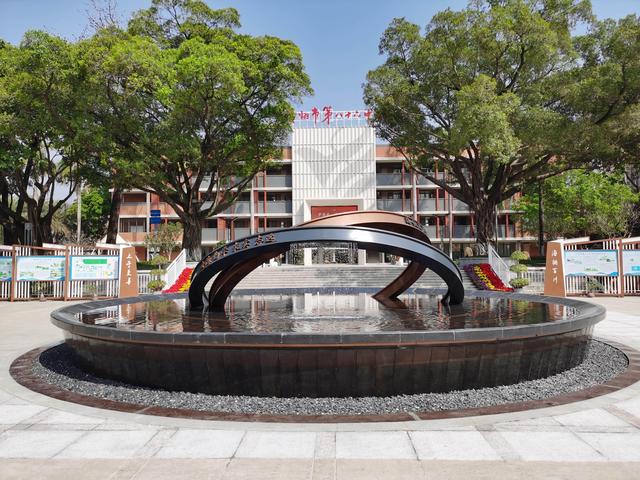 中心广场与校训雕塑