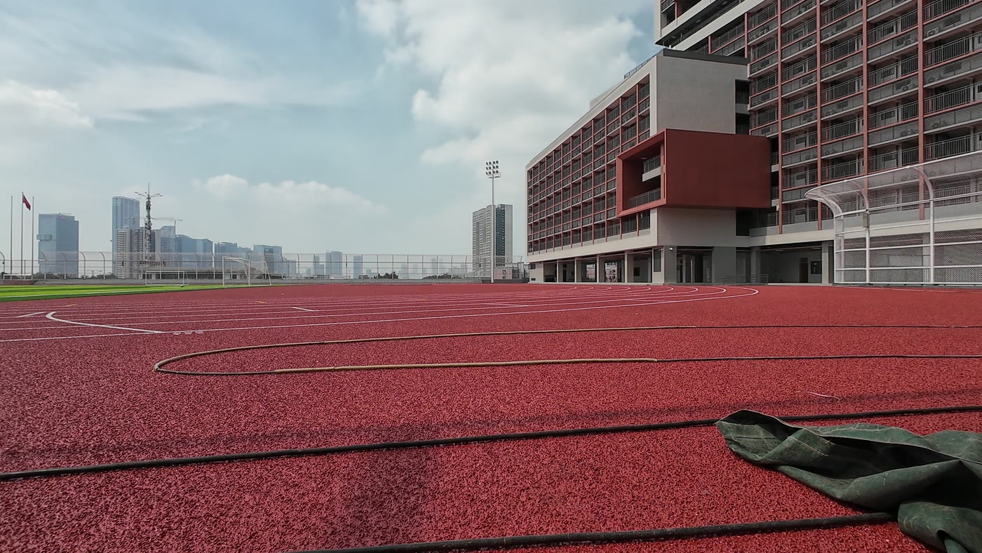 红色跑道与远处城市天际线